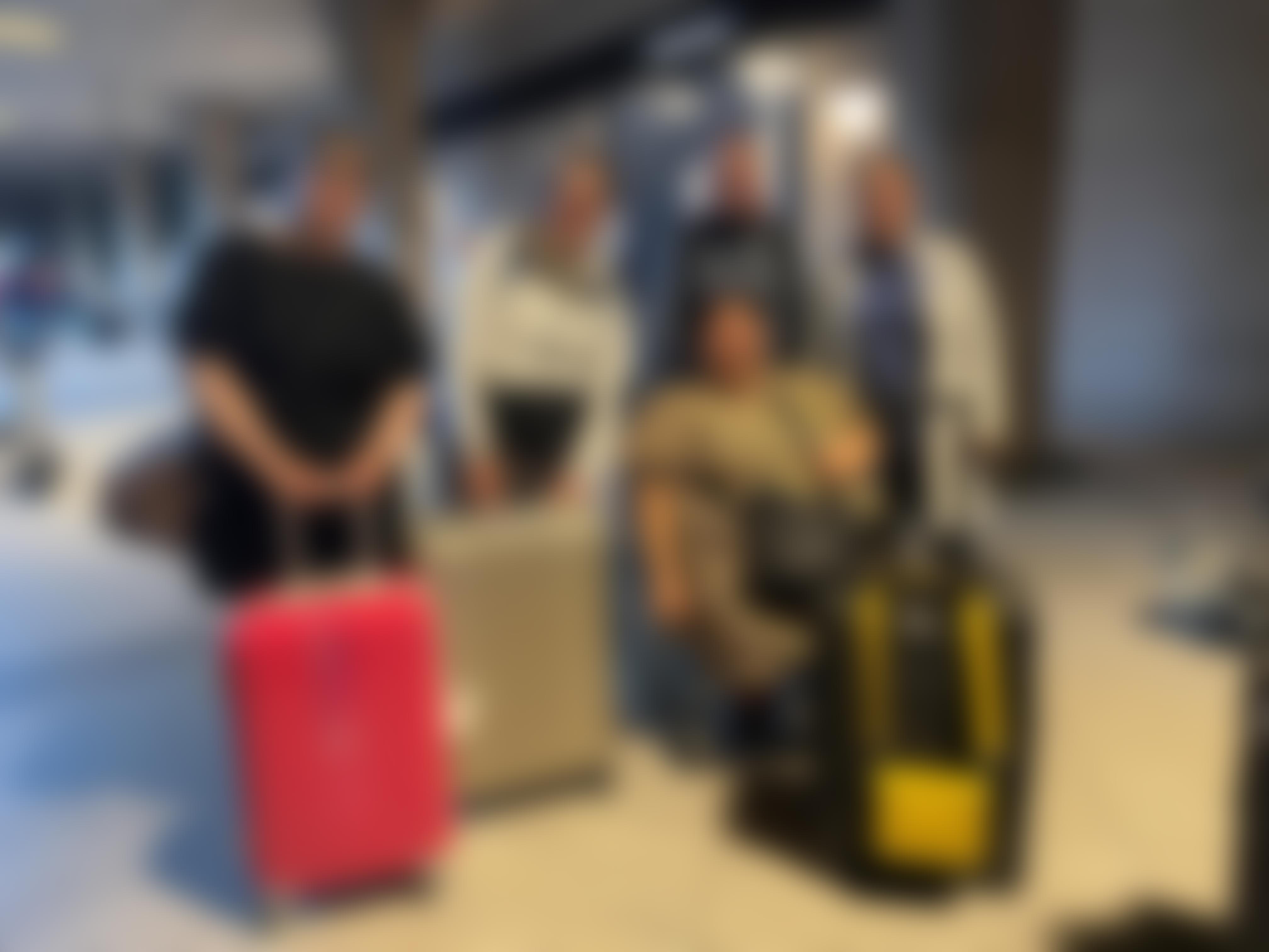 Tilioqs repræsentanter i Københavns lufthavn på vej hjem, efter at havde været med i Disability Pride i Oslo i 2022

